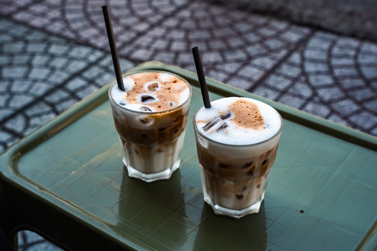 kawa na zimno – przepisy na idealne cold brew i frappé na lato